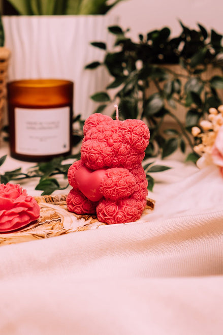 herzton Love Bear, roter Sojawachs-Teddybär mit Herz, detailliertes Rosenrelief, auf marmoriertem Tablett