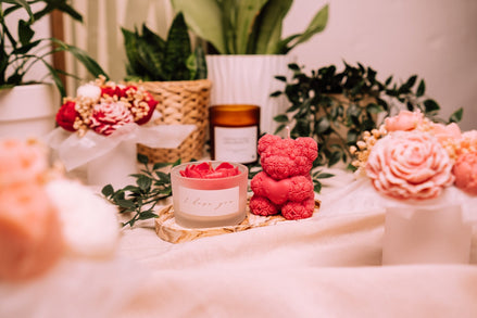 herzton Love & Light Detail, Liebes-Botschaft Kerze im Glas neben Love Bear, warmes Licht