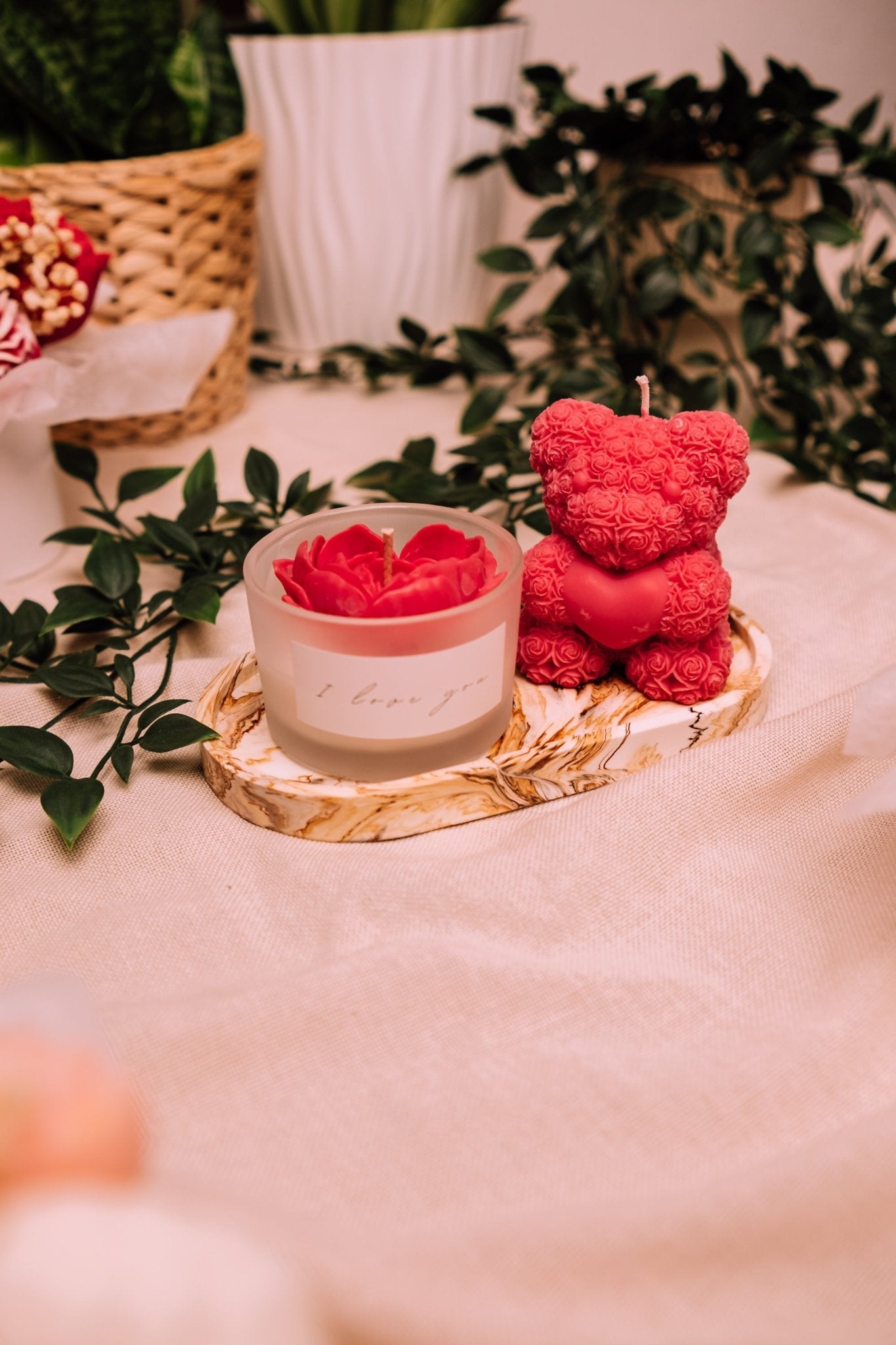 herzton Love & Light Set mit Liebes-Botschaft Glas, Love Bear und Mira Tablett auf weißem Stoff