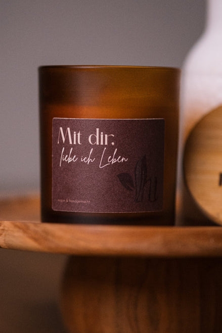 herzton Kerze Mit dir liebe ich leben im Bernsteinglas mit lila Label auf Holzsockel