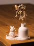 herzton Oster Deko Set mit weißer Rillenvase, Trockenblumen und Hasenfigur auf Mira Tablett auf Holztisch
