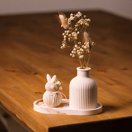 herzton Oster Deko Set mit weißer Rillenvase, Trockenblumen und Hasenfigur auf Mira Tablett auf Holztisch