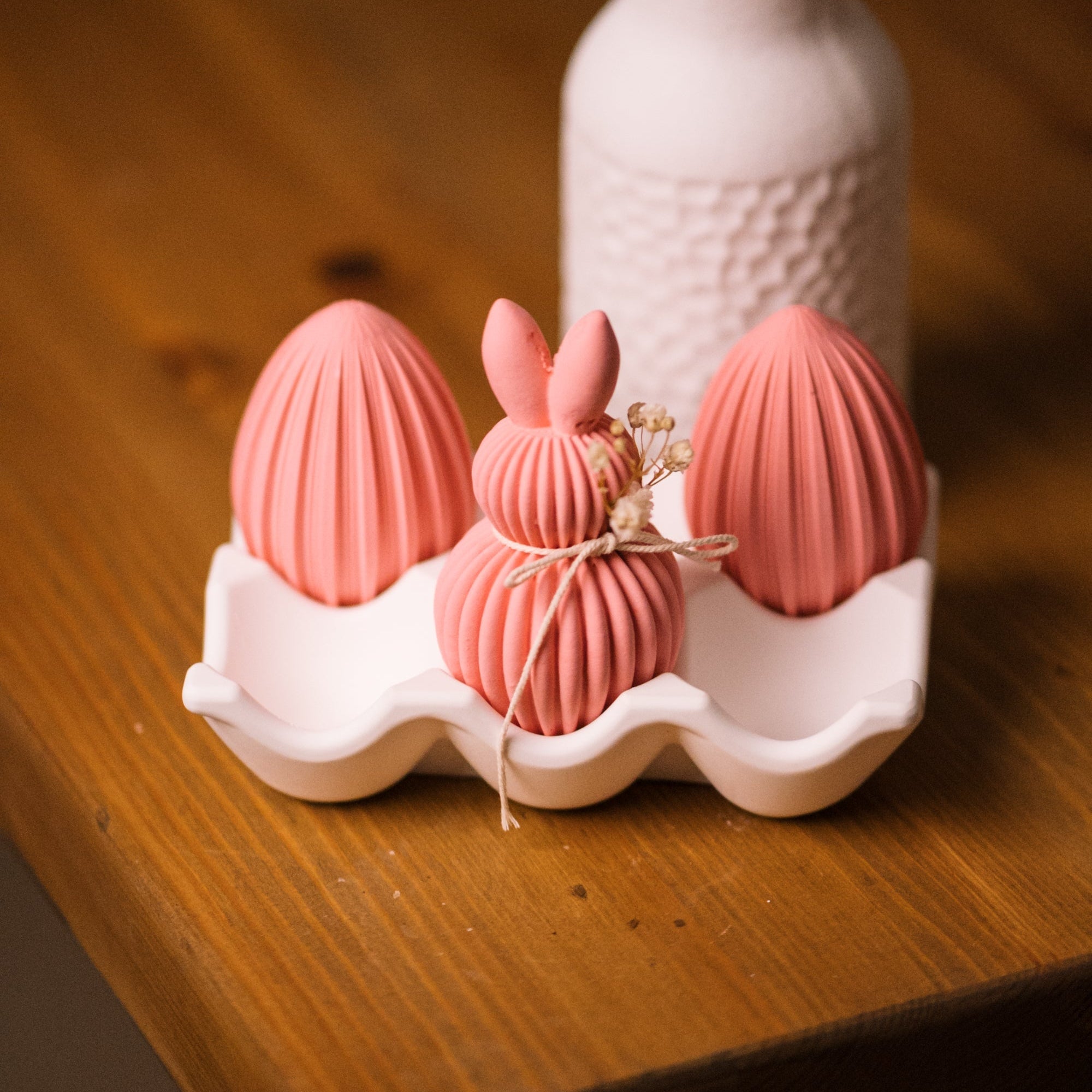 herzton Oster-Moment Hase aus Raysin mit Schnurkorb und Trockenblumen im Eier-Nest