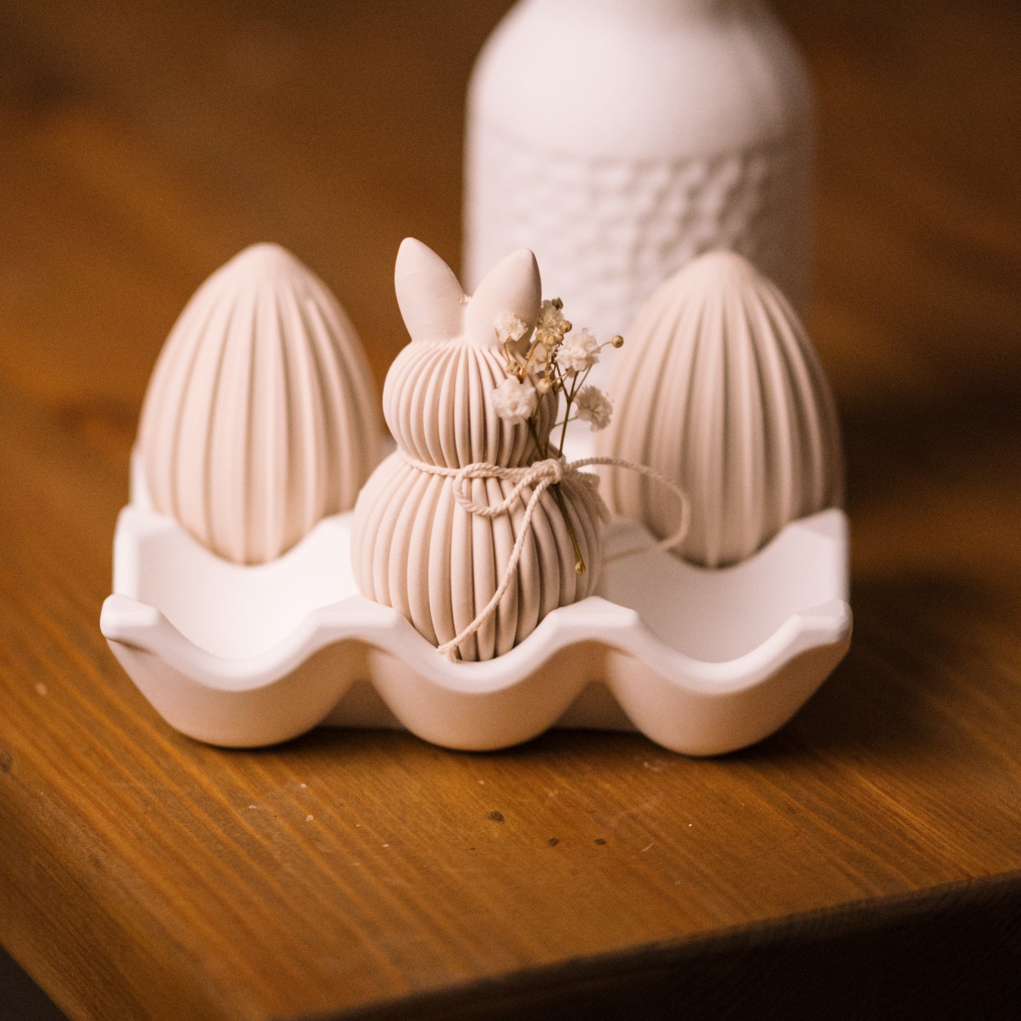 herzton Oster-Moment Set mit Eier-Nest, gerillten Deko-Eiern und Hase mit Trockenblumen-Kordel auf Holztisch