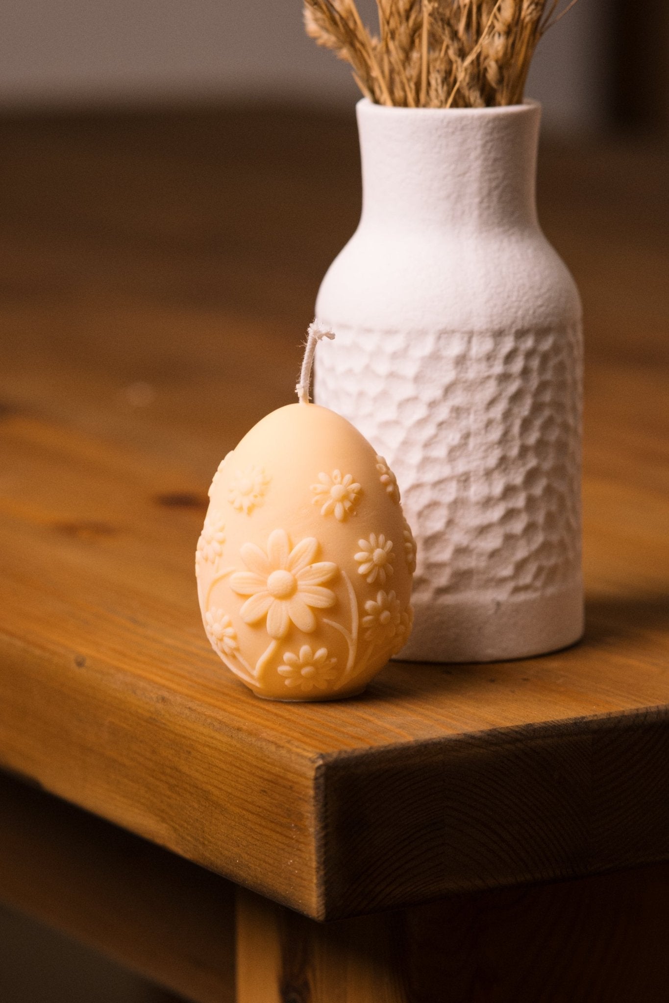herzton Osterei auf Holztisch mit Trockenblumen-Vase, vegane Osterkerze handgemacht