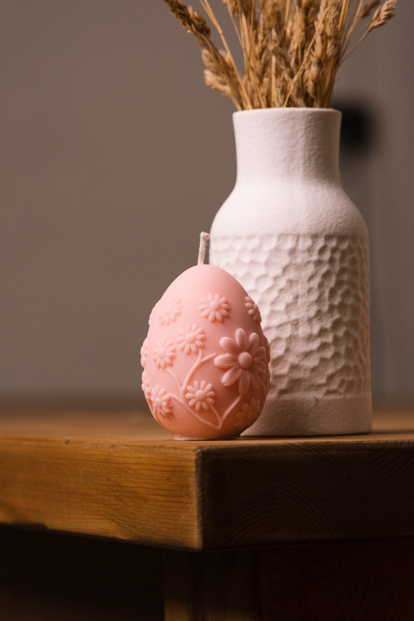 herzton Osterei Set auf Etagere, drei Eierkerzen in Rosa und Gelb als Tischdekor