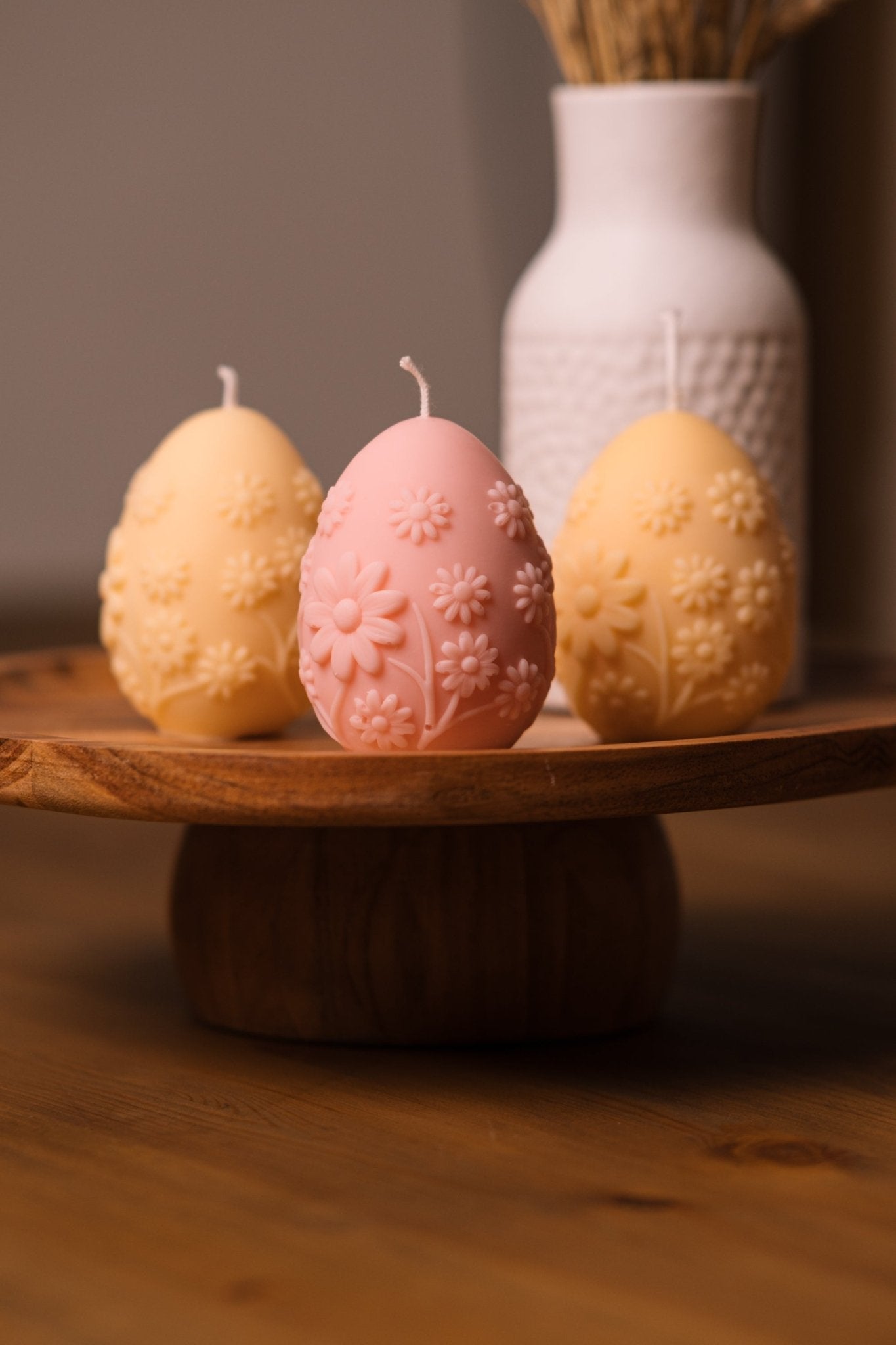 herzton Osterei Standkerzen in Rosa, Gelb und Apricot mit Margariten-Relief auf Holzsockel