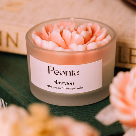 herzton Peonia Kerze im Frosted-Glas, lachsfarbene Wachs-Pfingstrose thront auf der Oberfläche, herzton Etikett
