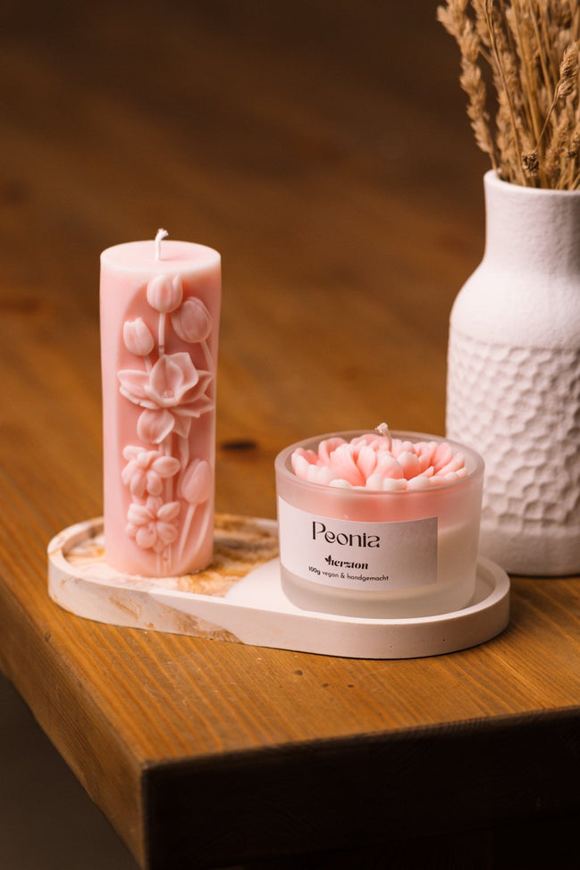 herzton Peonia-Set rosa mit Standkerze Frühlingsbote, Peonia Mini-Glaskerze und Mira Tablett auf Holztisch