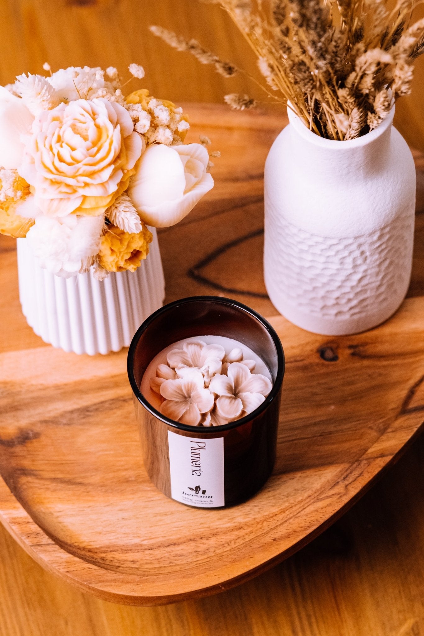 herzton Plumeria groß mit Bambusdeckel daneben, vegane Sojawachskerze handgemacht