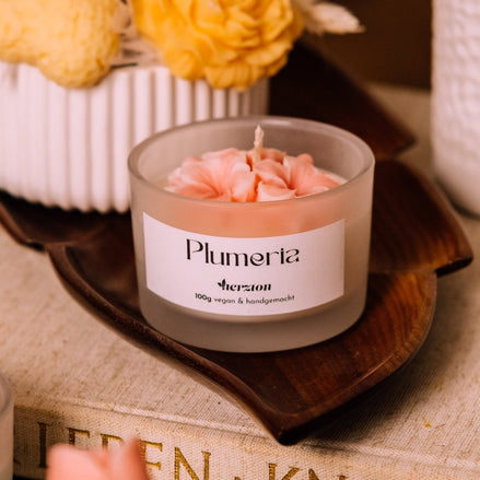 herzton Plumeria klein im Frosted-Glas, rosafarbene Plumeria-Blüte, herzton Etikett, auf Holztablett