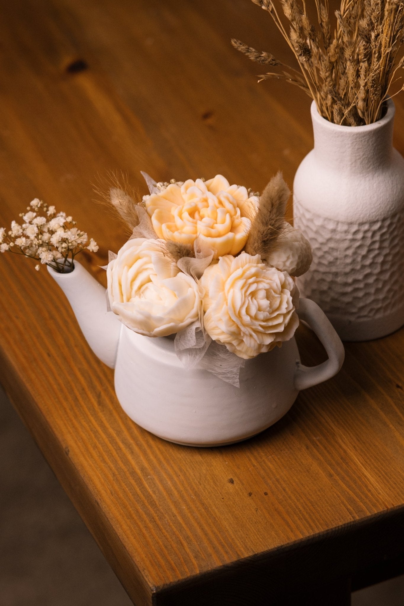 herzton Porzellan-Kanne mit Wachs-Blüten, cremeweiße Sojawachs-Rosen und Schleierkraut in weißer Kanne