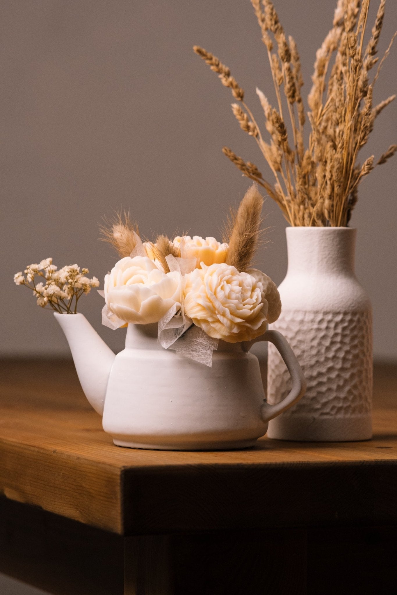 herzton Porzellan-Kanne mit Blütenstrauß Seitenansicht, Upcycling-Fundstück mit Wachsblumen