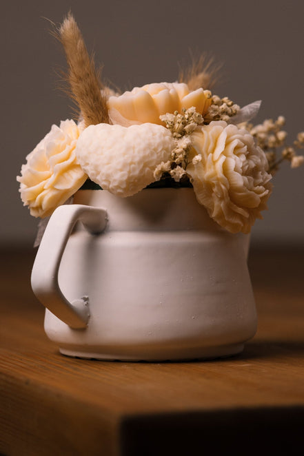 herzton Porzellan-Kanne mit Wachs-Bouquet auf Holzbrett, nachhaltiges Deko-Unikat