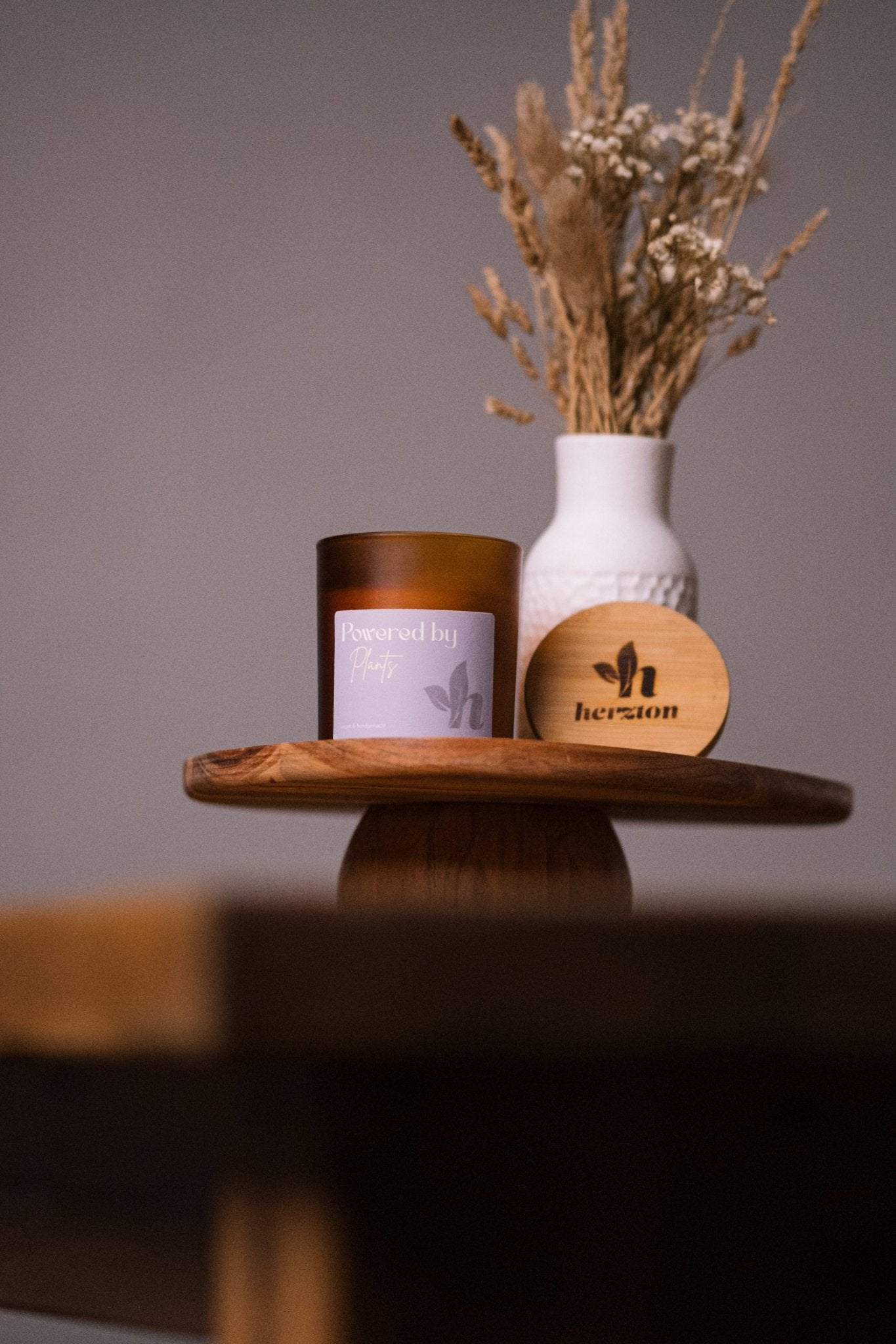 herzton Kerze Powered by Plants auf Holztablett, vegane Sojawachskerze paraffinfrei handgemacht