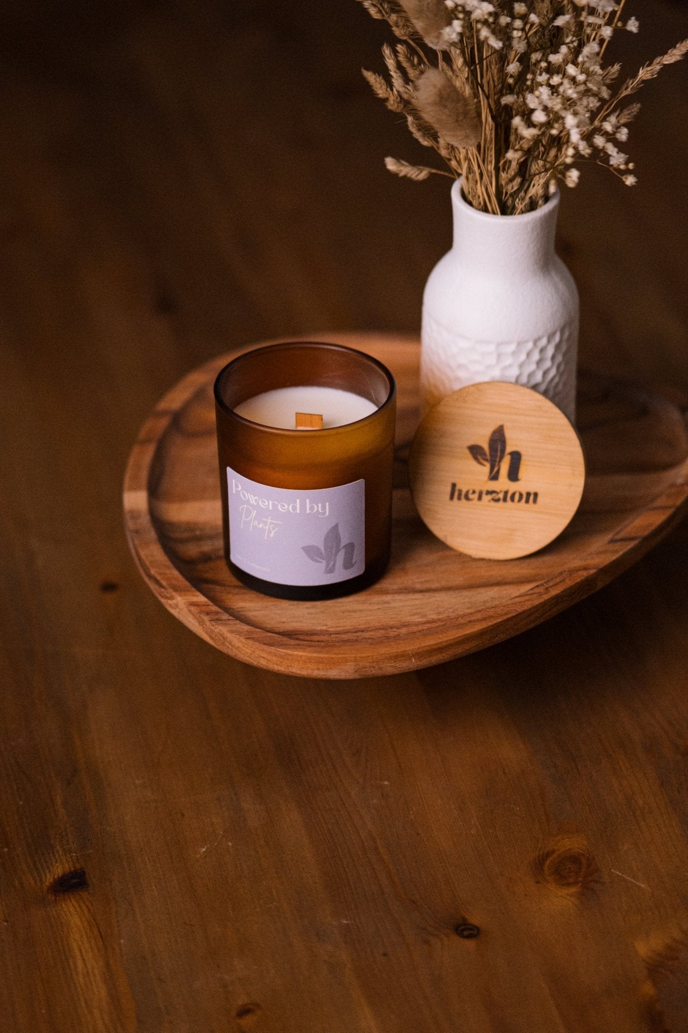 herzton Powered by Plants Kerzen-Serie Gesamtansicht auf Holztisch
