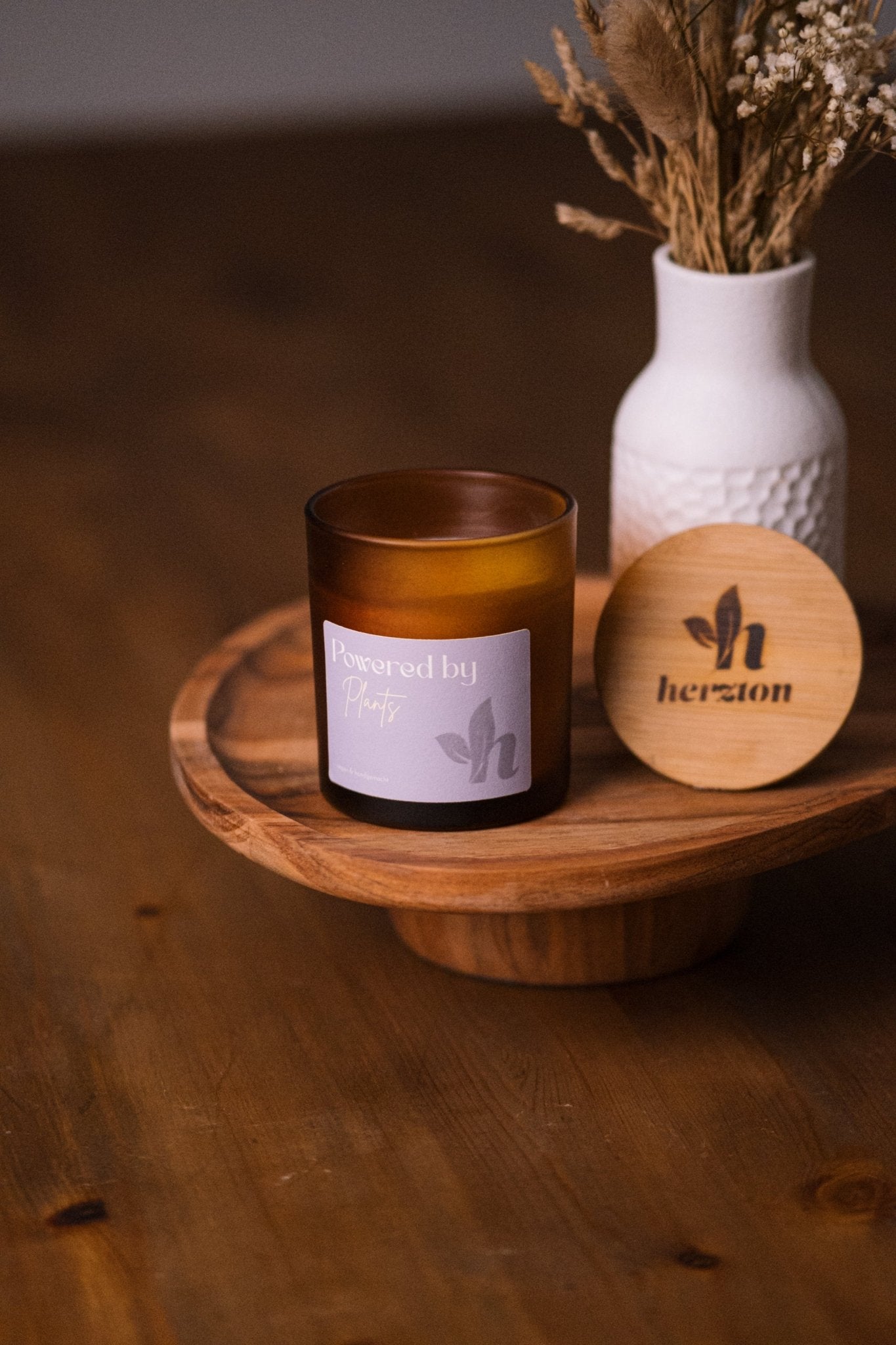 herzton Powered by Plants von oben, vegane Kerze mit Holzdocht im Bernsteinglas
