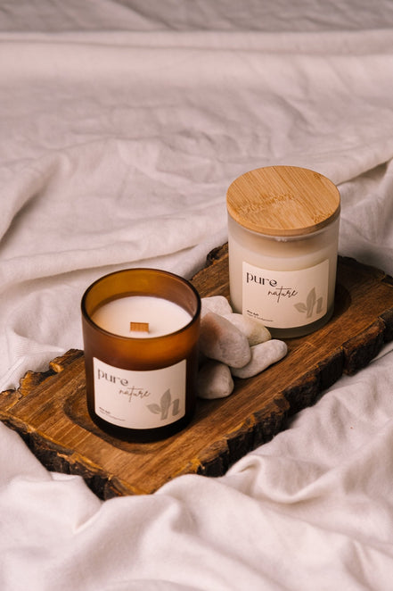 herzton Pure Nature Kerze auf Holzscheibe mit Leinengewebe und Steinen
