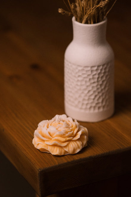 Rose: Vegane Standkerze in Rosenform