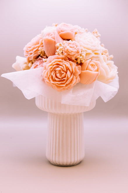 herzton Strauß groß, Seitenansicht mit cremefarbenen Rosen und Schleierkraut, Trockenblumen-Deko