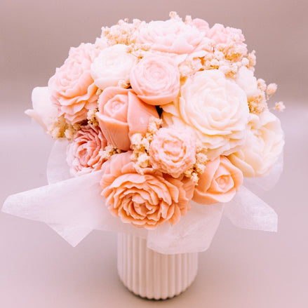 herzton Strauß groß, üppiges Bouquet aus Sojawachs-Rosen in Rosa und Pfirsich in weißer Rillenvase