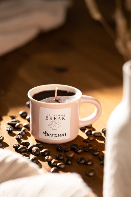 herzton Take a Break vegane Kerze, Detailansicht Etikett und Holzdocht in Tasse