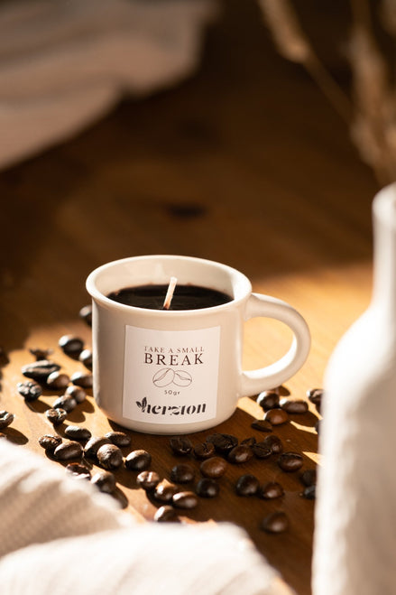 herzton Take a Break Espressokerze im weißen Keramikbecher mit Kaffeebohnen auf Holztisch
