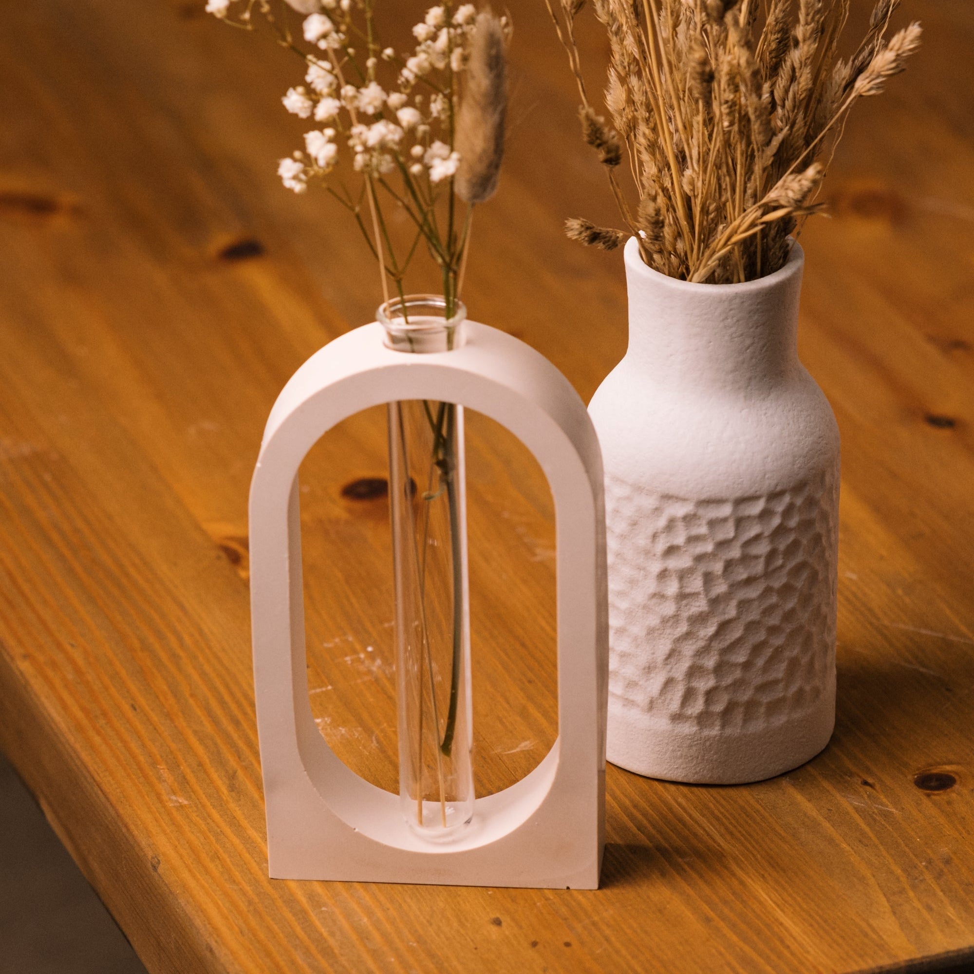 herzton Vasen-Halter einzeln von vorne, handgegossener Halter mit Trockenblumen-Arrangement