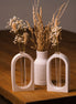 herzton Vasen-Halter zwei weiße Raysin-Bögen mit Glasröhrchen und Trockenblumen auf Holztisch