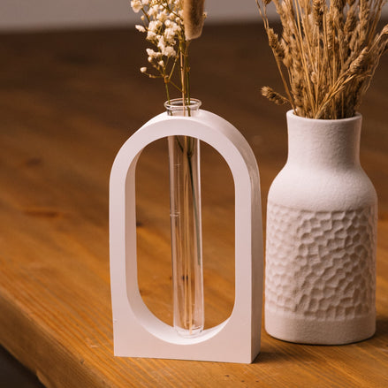herzton Vasen-Halter Seitenansicht, moderner Bogen aus mattem Raysin mit Glasröhrchen für Ableger