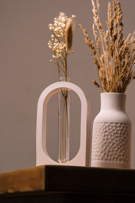 herzton Vasen-Halter Detailansicht, abstrakter Bogen aus Raysin-Guss auf Holztisch