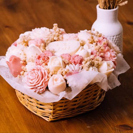herzton Wachsblumen-Herzkorb I Love You, Weidenkorb mit rosa Wachs-Rosen und weißen Blüten, Trockenblumen