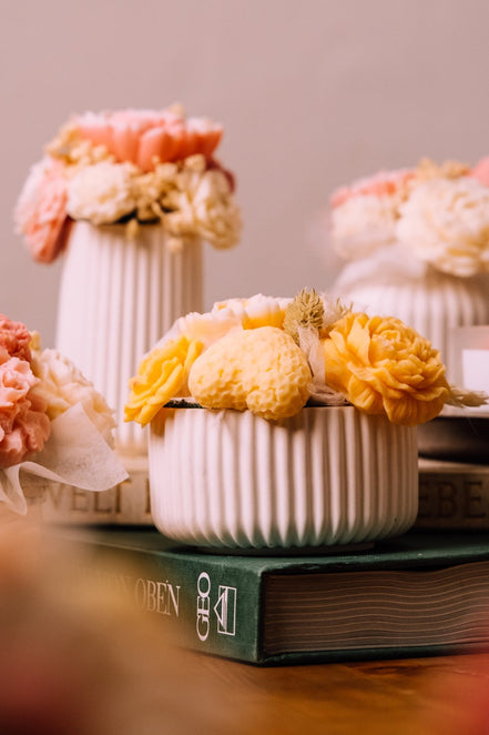 Wachsblumenstrauß "Schale" in Rillenvase - Herzton