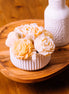 herzton Wachsblumenstrauß Schale von oben, breites Bouquet mit Sojawachs-Pfingstrosen in Gelbcreme