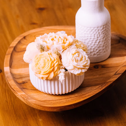 herzton Wachsblumenstrauß Schale von oben, breites Bouquet mit Sojawachs-Pfingstrosen in Gelbcreme