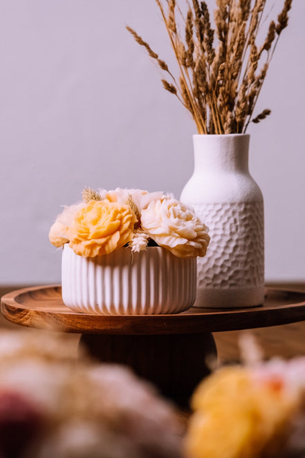 Wachsblumenstrauß "Schale" in Rillenvase - Herzton