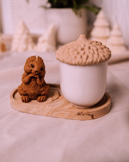 herzton Waldfreunde Set: Eichhörnchen-Figur und Eichel-Kerze auf ovalem Holztablett, winterliche Deko