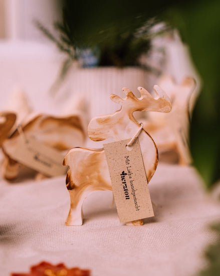 herzton Weihnachtselche, drei Elche in cremefarbenem und braunem Wachs in einer Reihe