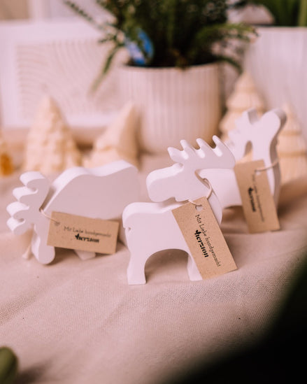 herzton Weihnachtselche Nahaufnahme, marmorierte Elchfiguren aus Wachs mit herzton-Etikett